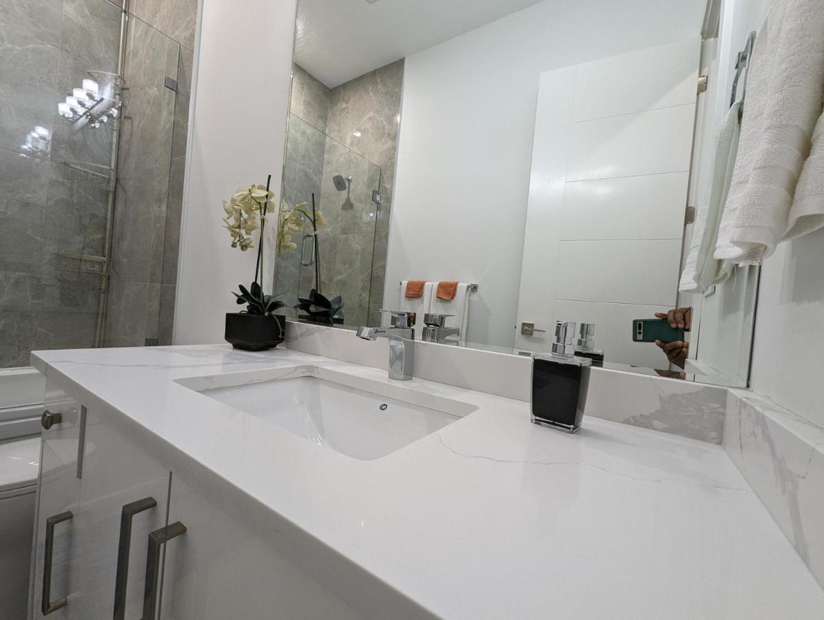 Modern & Luxurious Suites In Surrey Ngoại thất bức ảnh